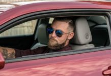 10 скрытых знаков, что мужчина дико скучает по вам